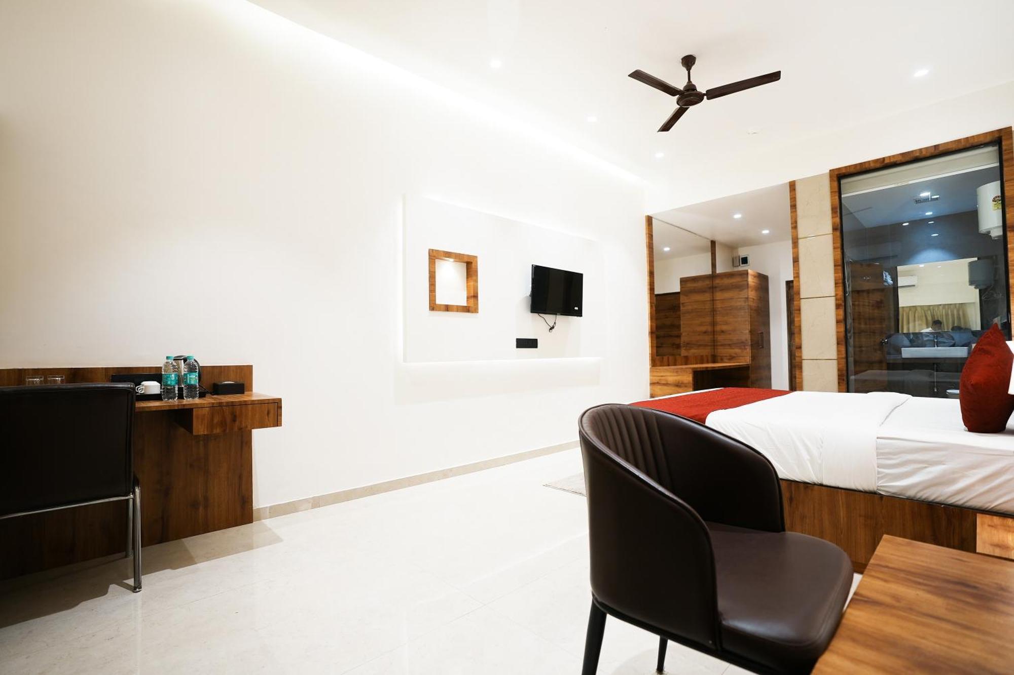 Madhav Residency Hotel & Banquet, Kalyan, Mumbai Eksteriør billede